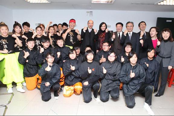 The Secretary for Constitutional and Mainland Affairs, Mr Raymond Tam, attended the opening ceremony of the 2012 Taichung Lantern Festival in Taichung City today (February 3). Photo shows Mr Tam (seventh right, back row) taking a group photo at the backstage with the Executive Director of the Hong Kong Tourism Board, Mr Anthony Lau (fifth right, back row); the Permanent Secretary for Constitutional and Mainland Affairs, Mr Joshua Law (fourth right, back row); and the performers from Hong Kong, including Ban's Gig Drums and the Lion Dance Troupe Champion at last year's Lion Dance Competition.