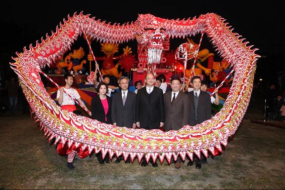 Mr Tam (third right) with Mr Lau (second right), Mr Law (fourth right) and other guests at the Light-up Ceremony for Hong Kong Lanterns today (February 3).