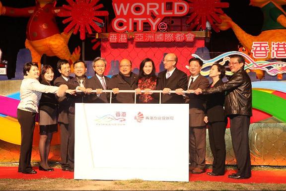 Mr Tam (eighth left); the Mayor of Taichung City, Mr Jason Hu (sixth left); Mr Lau (ninth left); Mr Law (fifth left); and other guests officiating at the Light-up Ceremony for Hong Kong Lanterns today (February 3).