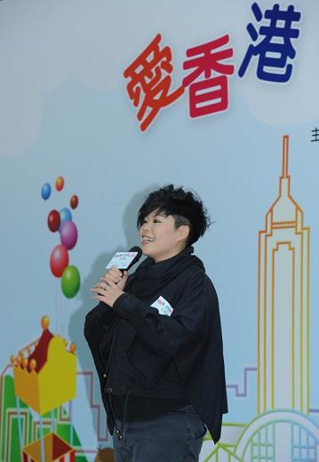 歌手林二汶於「愛香港．愛《基本法》同樂日」中獻唱。