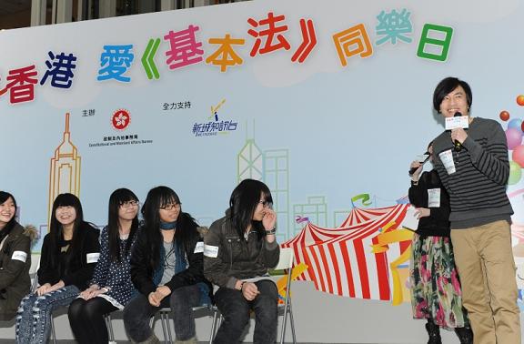 Singer Adason Lo participates in the Basic Law quiz with the audience at the Basic Law Roving Show.