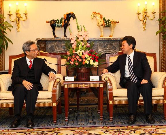 羅智光（左）與福建省委副書記陳文清會面，感謝省領導對特區政府成立駐福建聯絡處的支持。