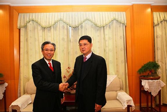 Mr Law (left) meets with Vice Party Secretary of the Fuzhou Municipality, Mr Zhou Hong. The municipal leader expressed his strong support for the work of the Fujian Liaison Unit at the meeting.