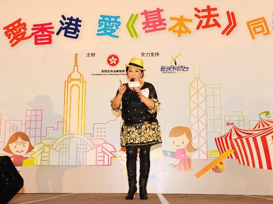 政制及內地事務局今日（三月四日）下午於青衣城舉辦「愛香港．愛《基本法》同樂日」，節目內容資訊與娛樂並重。圖示藝人薛家燕以輕鬆手法介紹《基本法》內容。