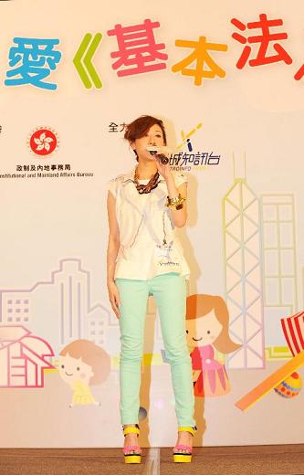 歌手泳兒於「愛香港．愛《基本法》同樂日」中表演。