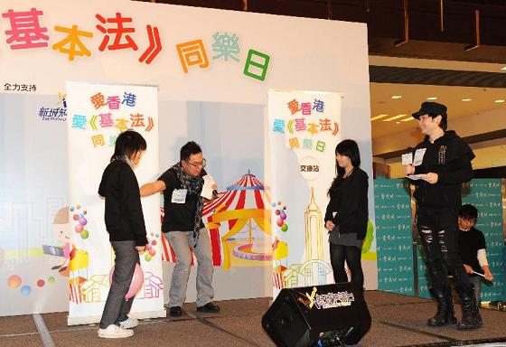 Singer Barry Ip (right) participates in a quiz with the audience at the Basic Law Roving Show.