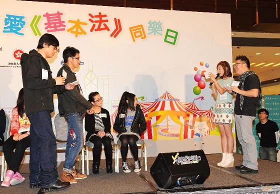Singer Elanne Kwong (second right) participates in the Basic Law quiz with the audience at the Basic Law Roving Show.