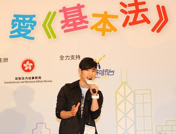 歌手王梓軒於「愛香港．愛《基本法》同樂日」中獻唱。