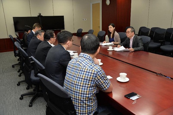 The Under Secretary for Constitutional and Mainland Affairs, Mr Lau Kong-wah (right), meets with members of the Hong Kong Electronic Industries Association to exchange views on the "Consultation Document on the Methods for Selecting the Chief Executive in 2017 and for Forming the Legislative Council in 2016" this morning (April 29).