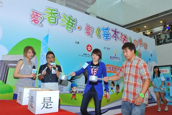 Singer Gin Lee participates in the Basic Law quiz with the audience at the Basic Law Roving Show 2012.