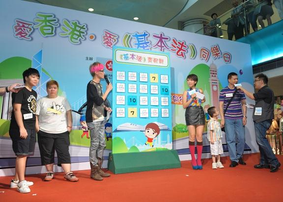 歌手鍾舒漫（右四）和洪杰（左三）在「愛香港．愛《基本法》同樂日」中與現場觀眾一同參與《基本法》問答遊戲。