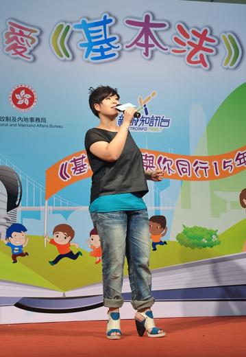 歌手林二汶在「愛香港．愛《基本法》同樂日」中獻唱。