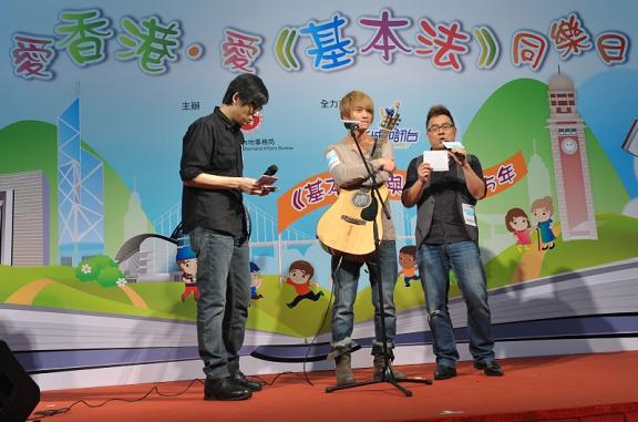 Singer Endy Chow (centre) shares the message of the Basic Law in a lively manner.