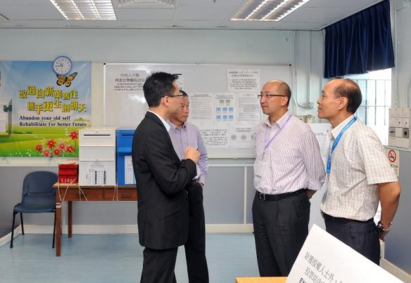 The Secretary for Constitutional and Mainland Affairs, Mr Raymond Tam (second right), visited the dedicated polling station at the Pik Uk Correctional Institution, Sai Kung, this morning (September 9).