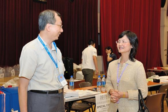 The Permanent Secretary for Constitutional and Mainland Affairs, Ms Chang King Yiu (first right), visited the polling station at the Causeway Bay Community Centre, Causeway Bay, to see for herself the voting arrangements this morning (September 9).