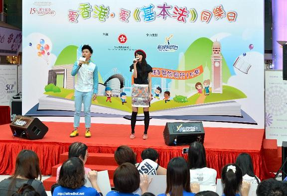Singers Jason Chung (left) and Karene Mak (right) perform at the Basic Law Roving Show 2012.