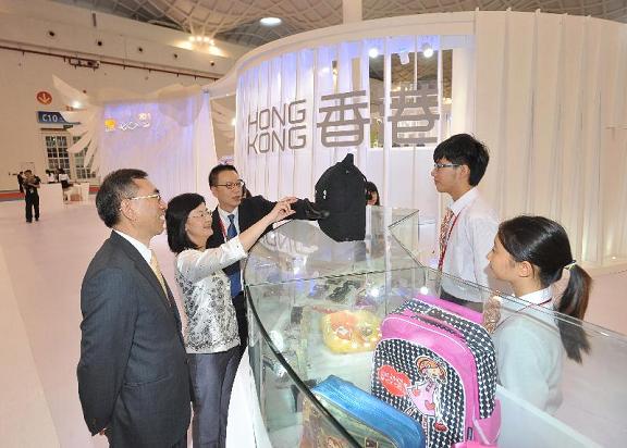 The Permanent Secretary for Constitutional and Mainland Affairs, Ms Chang King-yiu (second left); the Director-General of Trade and Industry, Mr Kenneth Mak (first left); and the Director of the Hong Kong Economic and Trade Office in Guangdong, Mr Alan Chu (third left), toured the exhibition hall of the Eighth Pan-Pearl River Delta Regional Co-operation and Development Forum and Trade Fair (PPRD Forum) at the Hainan International Convention and Exhibition Center this morning (November 29).