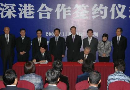Mr Tang and Mr Xu witness the signing of the co-operation agreement on education.
