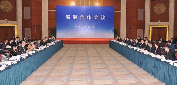 政務司司長林鄭月娥（左四）今早（一月十一日）與深圳市市長許勤（右四）在深圳五洲賓館共同主持深港合作會議。