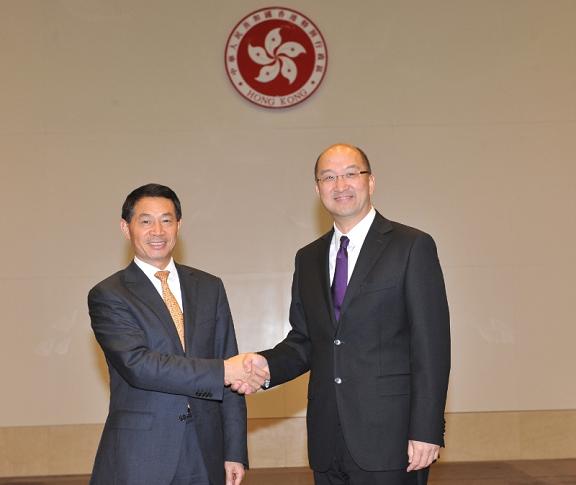 The Secretary for Constitutional and Mainland Affairs, Mr Raymond Tam (right) and the Vice Mayor of Guangzhou, Mr Cao Jianliao, co-chaired the 2nd Meeting of the Hong Kong / Guangzhou Co-operation Working Group at Central Government Offices this (January 28) afternoon. Photo shows Mr Tam and Mr Cao shaking hands before the meeting.