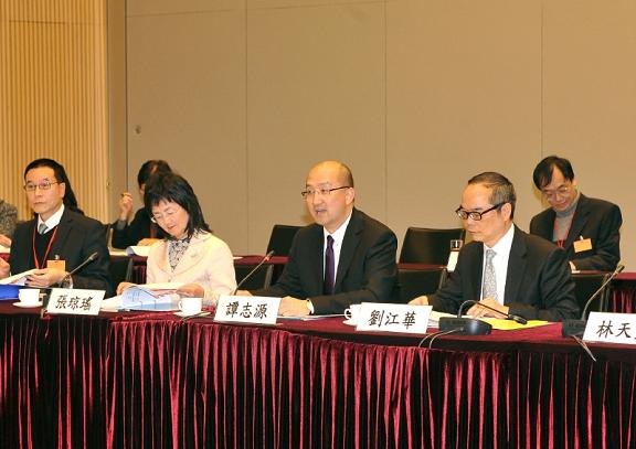 The 2nd Meeting of the Hong Kong / Guangzhou Co-operation Working Group was convened at Central Government Offices this (January 28) afternoon. The two sides exchanged views on issues of mutual concern at the meeting. Photo shows the Secretary for Constitutional and Mainland Affairs, Mr Raymond Tam (centre), speaking at the meeting.