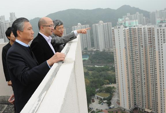The Secretary for Constitutional and Mainland Affairs, Mr Raymond Tam, visited Kwun Tong District this afternoon (February 4) to get an update on the district. Photo shows Mr Tam (centre) being briefed by the District Officer (Kwun Tong), Mr Au Hing-yuen (right), on the rooftop of a public housing building in Sau Mau Ping Estate on the development of public housing in the district. Also accompanying him was the Kwun Tong District Council Chairman, Mr Bunny Chan (left).