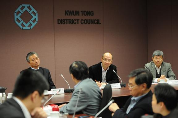 譚志源（中）在觀塘區議會會議室與該區區議員會面，就他們所關注的廣泛事務交換意見。