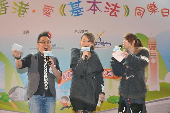 The Constitutional and Mainland Affairs Bureau held an entertaining and informative Basic Law Roving Show at the Atrium on the fifth floor of MegaBox, Kowloon Bay, this afternoon (March 3). Photo shows singer Ivana Wong (centre) sharing messages on the Basic Law in a lively manner.