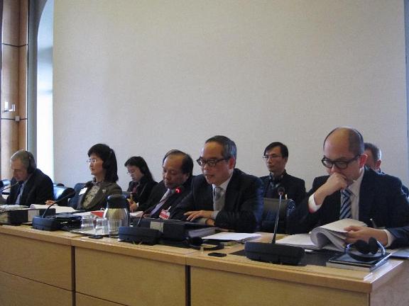 The United Nations Human Rights Committee held a hearing today (March 12, Geneva time) on the third report of the HKSAR Government in light of the International Covenant on Civil and Political Rights. Photo shows Mr Lau Kong-wah (front row, second right), speaking at the hearing.