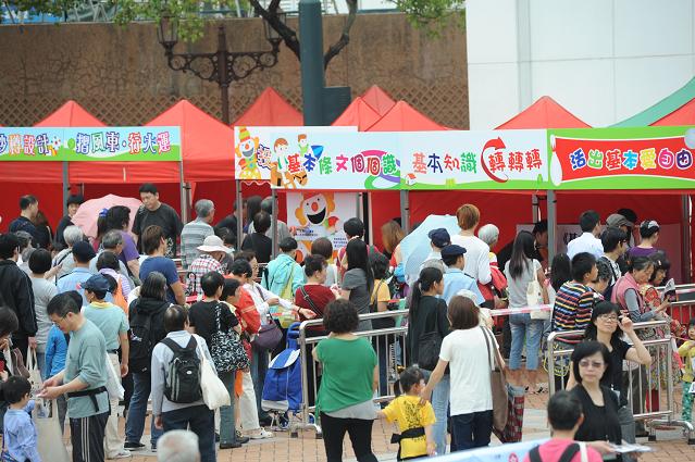 市民參與「同樂認識《基本法》親子嘉年華2013」攤位遊戲。