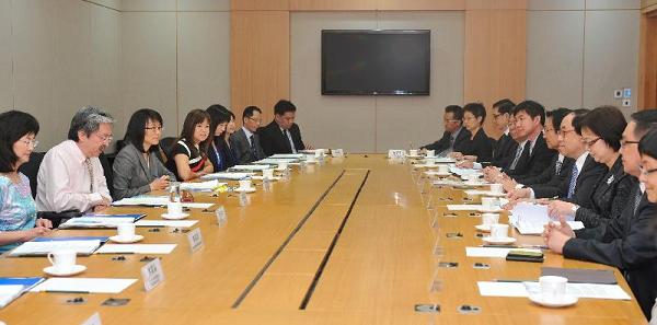 財政司司长曾俊华（左二）今日（七月十九日）与澳门特別行政区经济財政司司长谭伯源（右四）在香港共同主持第六次港澳合作高层会议。