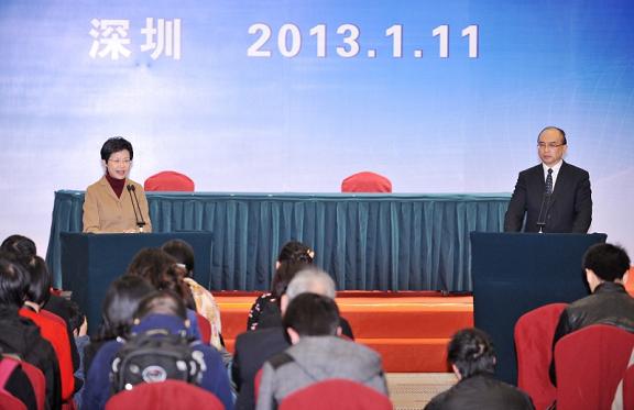 林郑月娥（左）与许勤在会后共同主持新闻发布会。