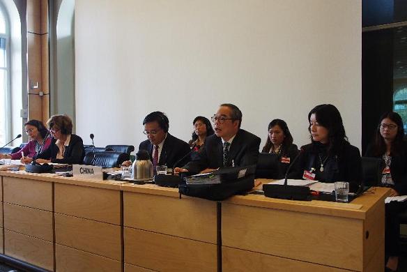 The United Nations Committee on the Rights of the Child held a hearing today (September 26, Geneva time) on China''s Combined Third and Fourth Report under the Convention on the Rights of the Child. Photo shows the leader of the HKSAR Government delegation and the Under Secretary for Constitutional and Mainland Affairs, Mr Lau Kong-wah (front row, second right) introducing to the Committee the parts of report related to the HKSAR.