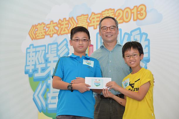 Mr Lau with winners of the "Basic Law Radio Advertisement Performing Competition" after the award presentations.