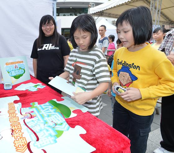 市民參與「《基本法》嘉年華2013」攤位遊戲。