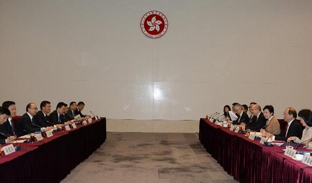 政务司司长林郑月娥（右三）今日（十一月二十五日）上午与深圳市市长许勤（左三）在添马政府总部会议厅共同主持二○一三年深港合作会议。