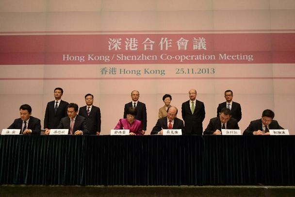Mrs Lam (back row, third right) and Mr Xu (back row, third left) witness the signing of co-operation agreements between Hong Kong and Shenzhen.