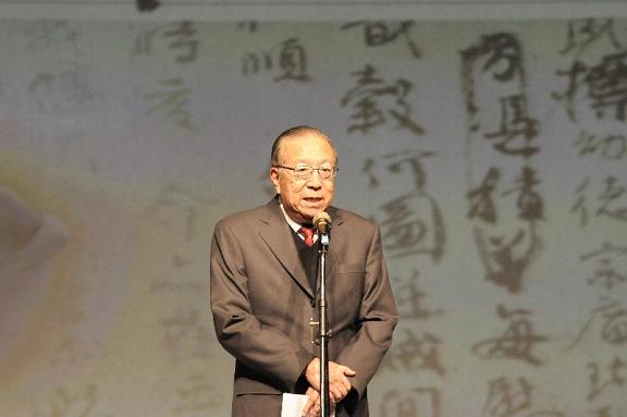 The Chairman of the Hong Kong-Taiwan Economic and Cultural Co-operation and Promotion Council, Mr Charles Lee, officiated at the "Dancing Ink" performance of the Hong Kong Dance Company co-organised by the Hong Kong Economic, Trade and Cultural Office (HKETCO) and the Taipei Palace Museum today (December 11) in Taipei. Photo shows Mr Lee giving a speech at the ceremony.