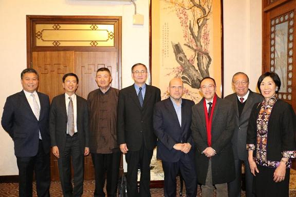 Mr Lee attended a performance programme of this year''s "Hong Kong Week", "Jaap''s Shostakovich 5" concert of the Hong Kong Philharmonic, in Taipei this evening (December 11). Photo shows Mr Lee (second right) being joined by other guests including Mr Mao (third right); Mr Liu (fourth left); ECCPC Vice-Chairperson, Mr David Lie (third left); and Mr Leung (second left) in a group photo with the Music Director of Hong Kong Philharmonic, Mr Jaap van Zweden (fourth right) before the performance.