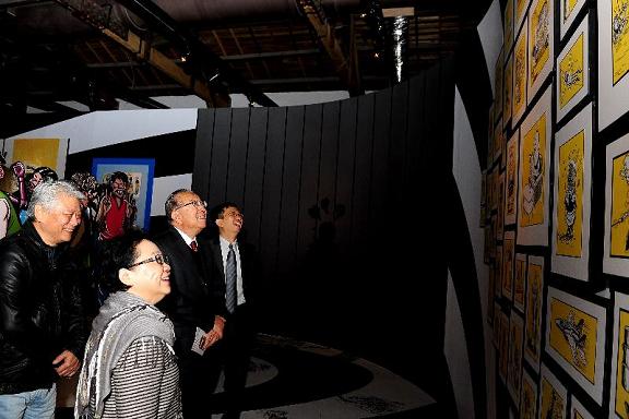 李業廣（右二）在老夫子作者王澤教授（左一）的陪同下參觀「老夫子50」展覽。旁為梁志仁（右一）和康樂及文化事務署副署長（文化）廖昭薰（左二）。