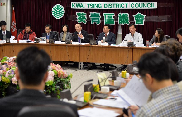 The Secretary for Constitutional and Mainland Affairs, Mr Raymond Tam (fifth left), attended a meeting with Kwai Tsing District Council this afternoon (January 9) to brief council members on the "Consultation Document on the Methods for Selecting the Chief Executive in 2017 and for Forming the Legislative Council in 2016" and to listen to their views.