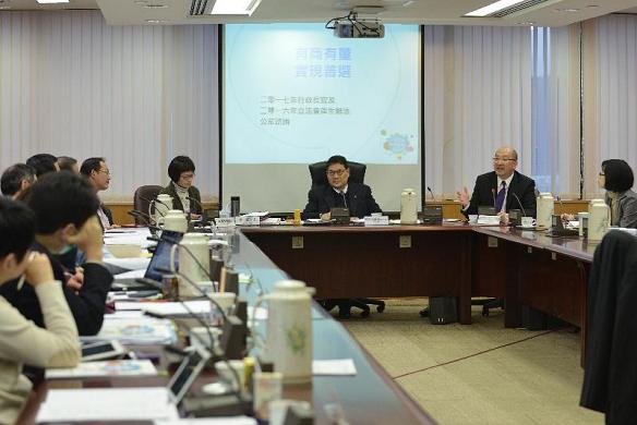 The Secretary for Constitutional and Mainland Affairs, Mr Raymond Tam, briefs members of the Central and Western District Council on the "Consultation Document on the Methods for Selecting the Chief Executive in 2017 and for Forming the Legislative Council in 2016" this afternoon (January 9) and listened to their views.