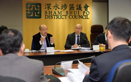 譚志源（左）出席深水埗區議會會議，向議員簡介《二零一七年行政長官及二零一六年立法會產生辦法諮詢文件》和聆聽他們的意見。