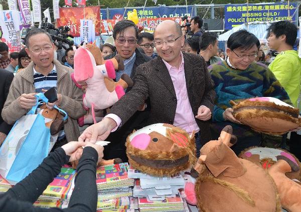 The Secretary for Constitutional and Mainland Affairs, Mr Raymond Tam, the Secretary for Security, Mr Lai Tung-kwok, and Executive Council Member, Mr Jeffrey Lam, officiated at the opening of a stall at Victoria Park Lunar New Year Fair this afternoon (January 26).