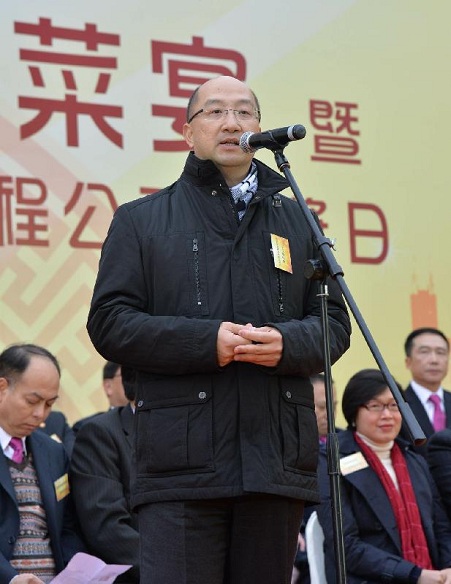 The Secretary for Constitutional and Mainland Affairs, Mr Raymond Tam, attended a banquet celebrating the Lunar New Year at Cheung Sha Wan Playground this afternoon (February 15). Photo shows Mr Tam speaks at the ceremony.