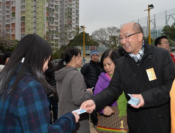 Mr Tam distributes souvenirs to members of the public attending the banquet, asking them to give views on the "Consultation Document on the Methods for Selecting the Chief Executive in 2017 and for Forming the Legislative Council in 2016".