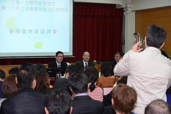 The Secretary for Constitutional and Mainland Affairs, Mr Raymond Tam, attended a District Forum on constitutional development organised by the Tsuen Wan District Council to exchange views with participants on the "Consultation Document on the Methods for Selecting the Chief Executive in 2017 and for Forming the Legislative Council in 2016" this evening (February 27).