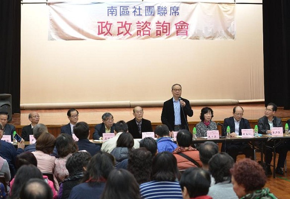 The Under Secretary for Constitutional and Mainland Affairs, Mr Lau Kong-wah (fourth right), attended a constitutional development seminar organised by community organisations in Southern District tonight (March 1) on the "Consultation Document on the Methods for Selecting the Chief Executive in 2017 and for Forming the Legislative Council in 2016" and listened to the views of the participants.