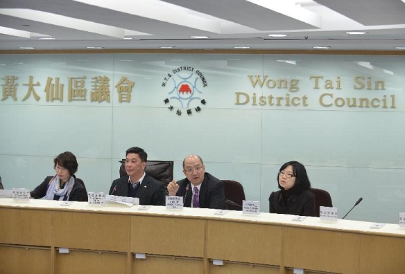 The Secretary for Constitutional and Mainland Affairs, Mr Raymond Tam (second right), briefs the Wong Tai Sin District Council this afternoon (March 4) on the "Consultation Document on the Methods for Selecting the Chief Executive in 2017 and for Forming the Legislative Council in 2016" at a meeting with the council members and listens to their views.