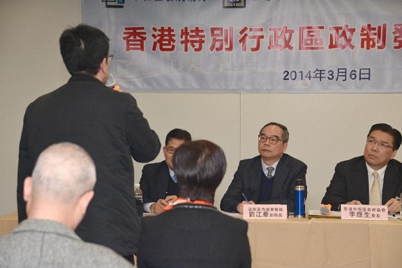 Mr Lau (second right) listens to the views of the participants.